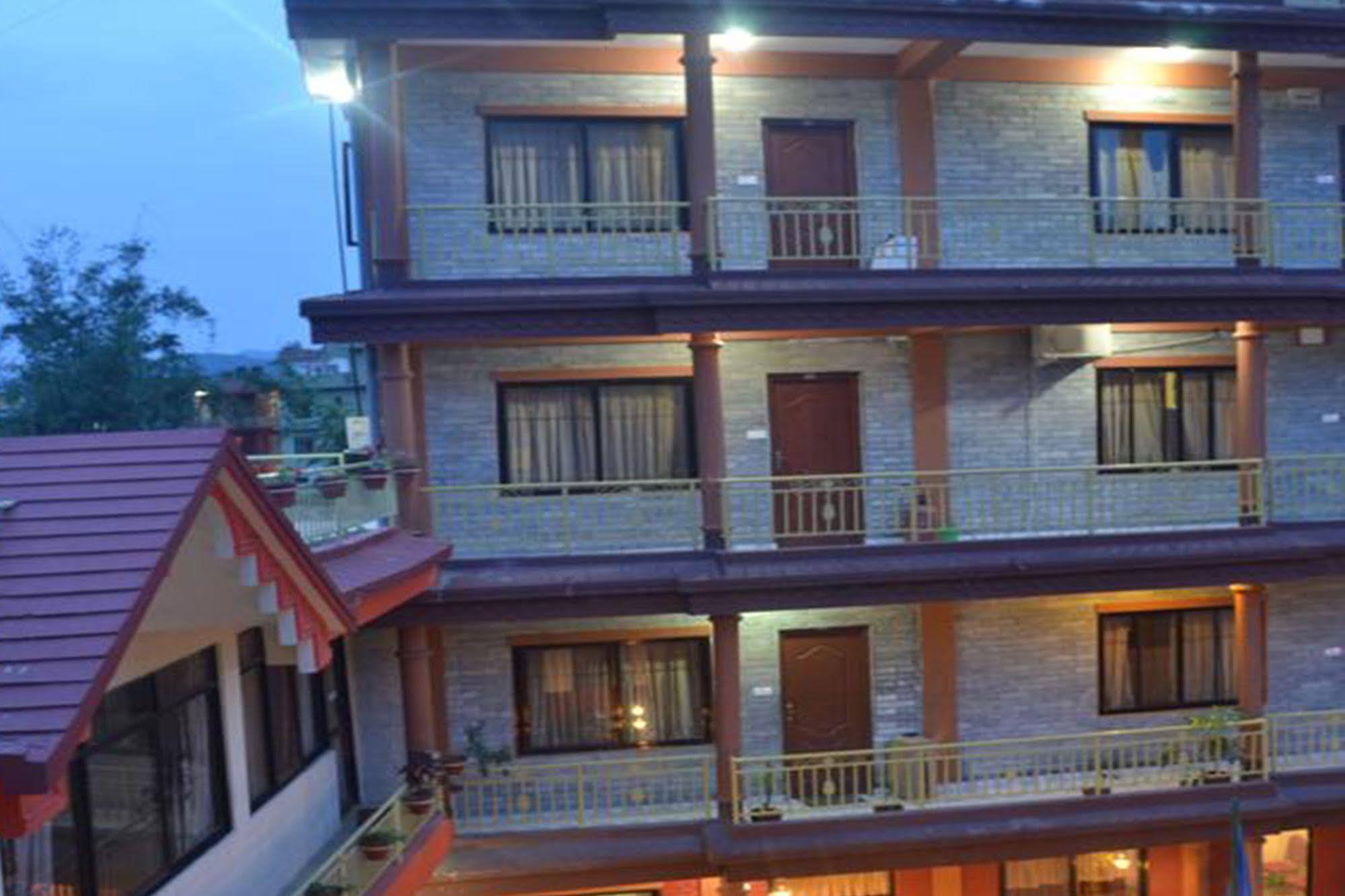 Golden Gate Hotel Pokhara Ngoại thất bức ảnh