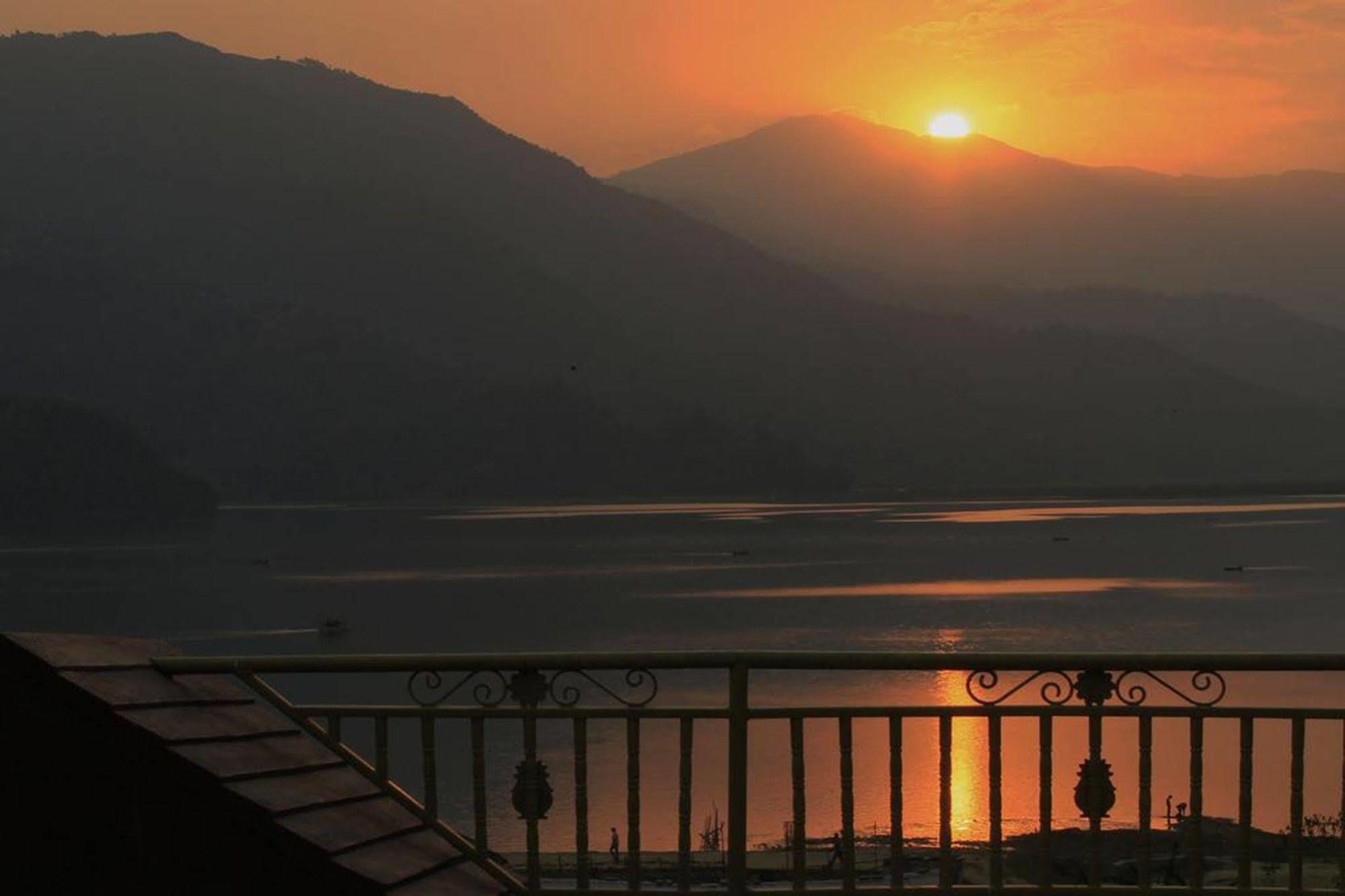 Golden Gate Hotel Pokhara Ngoại thất bức ảnh