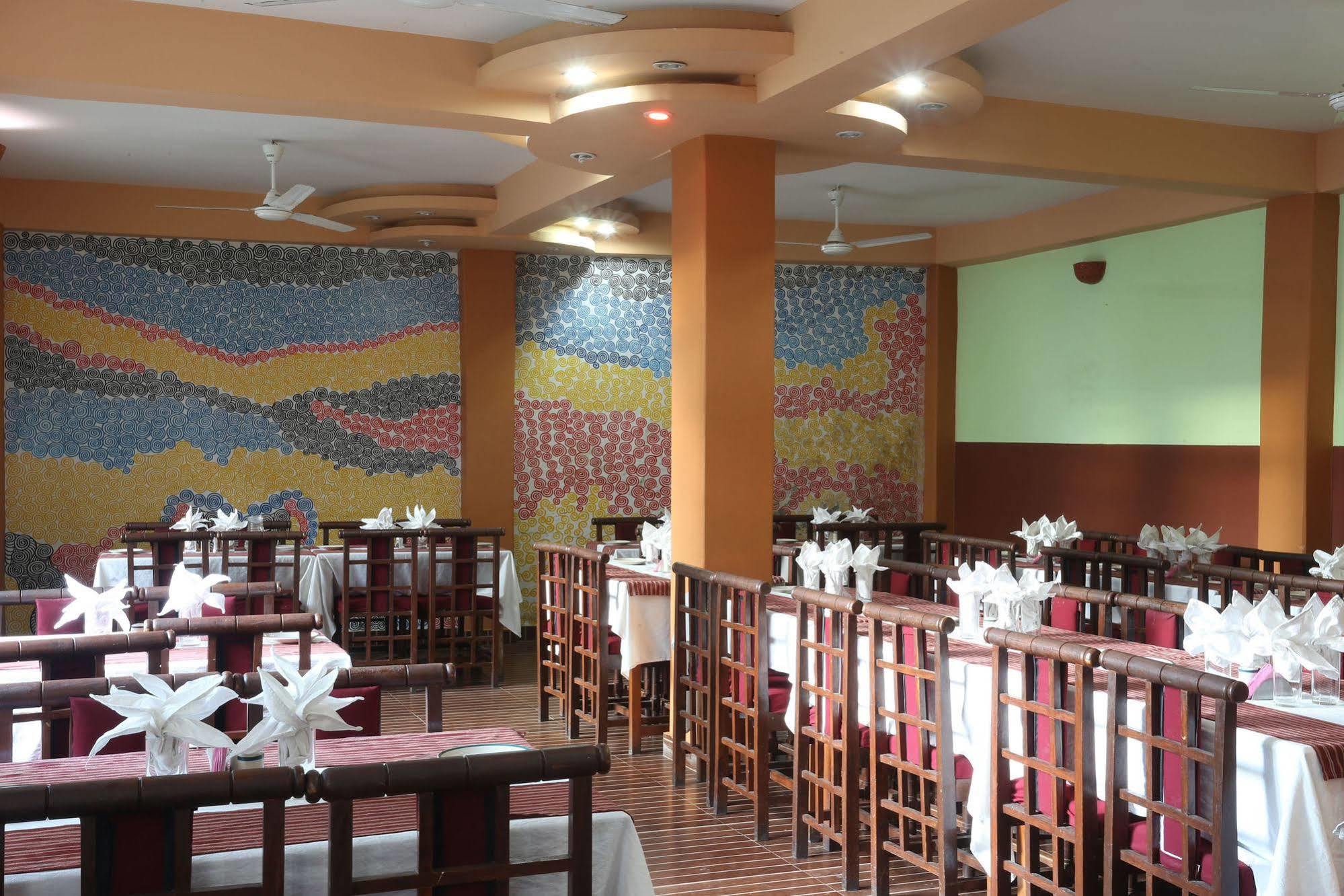Golden Gate Hotel Pokhara Ngoại thất bức ảnh