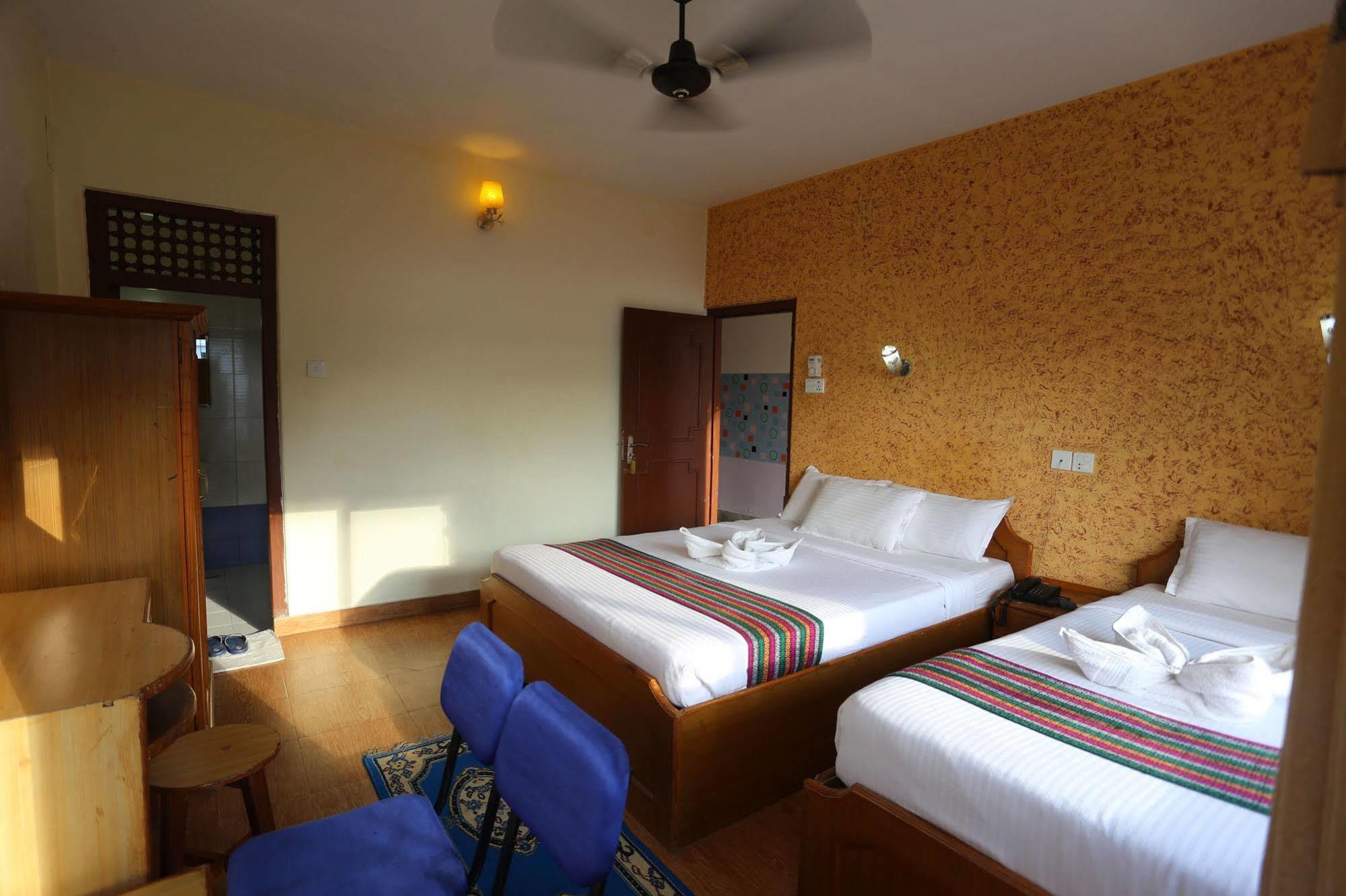 Golden Gate Hotel Pokhara Ngoại thất bức ảnh