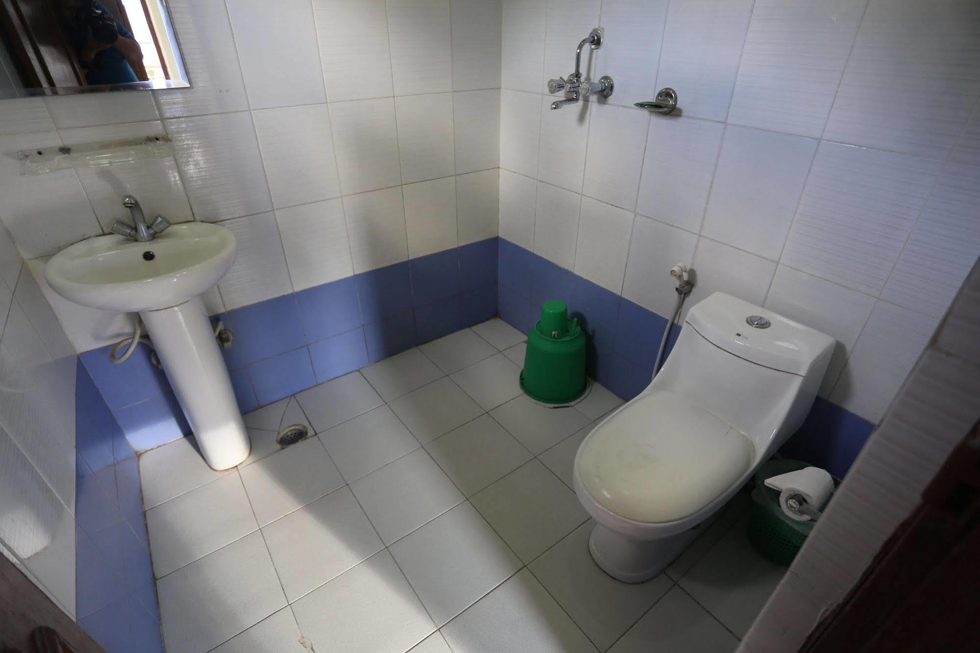 Golden Gate Hotel Pokhara Ngoại thất bức ảnh