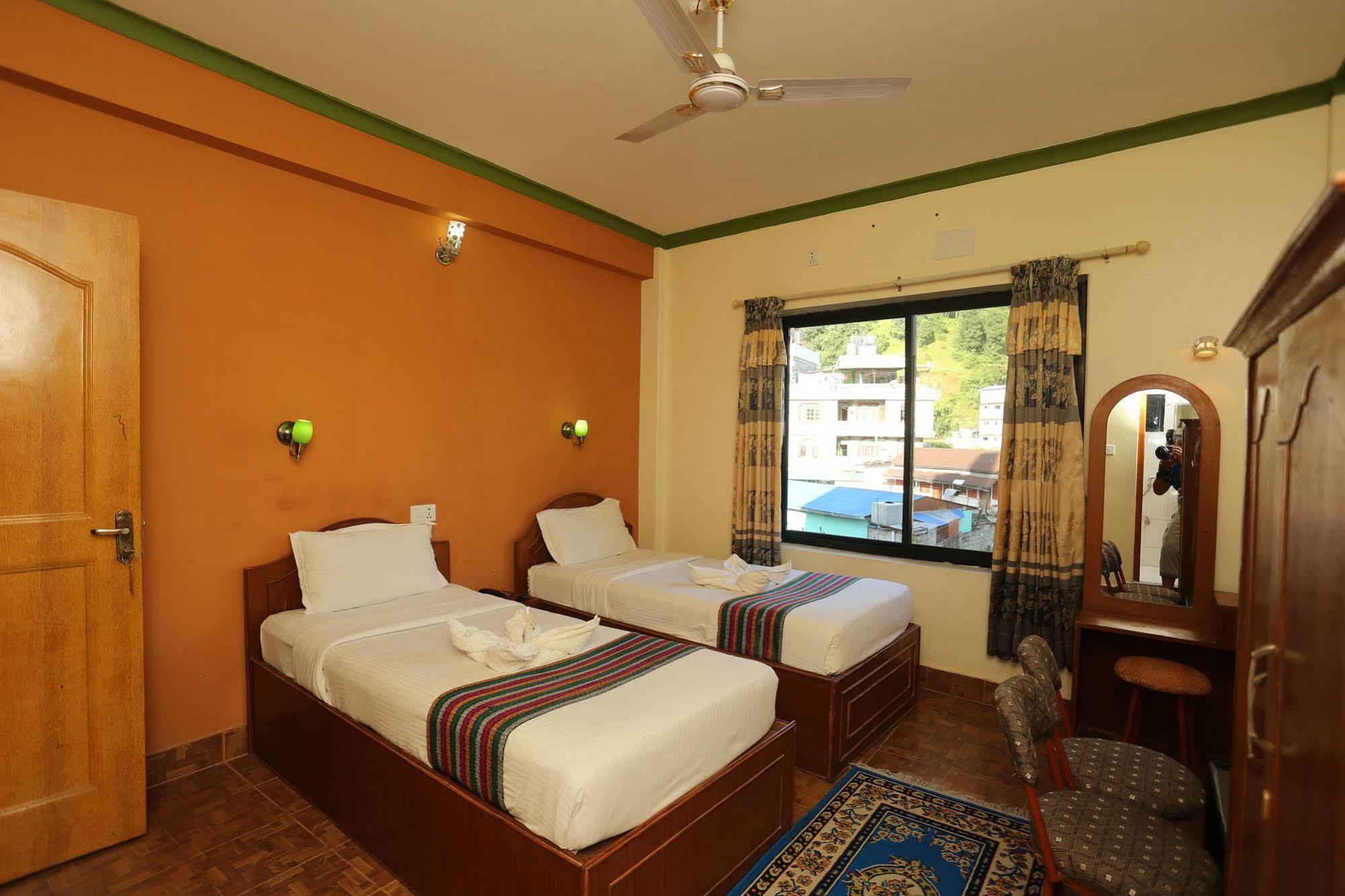 Golden Gate Hotel Pokhara Ngoại thất bức ảnh