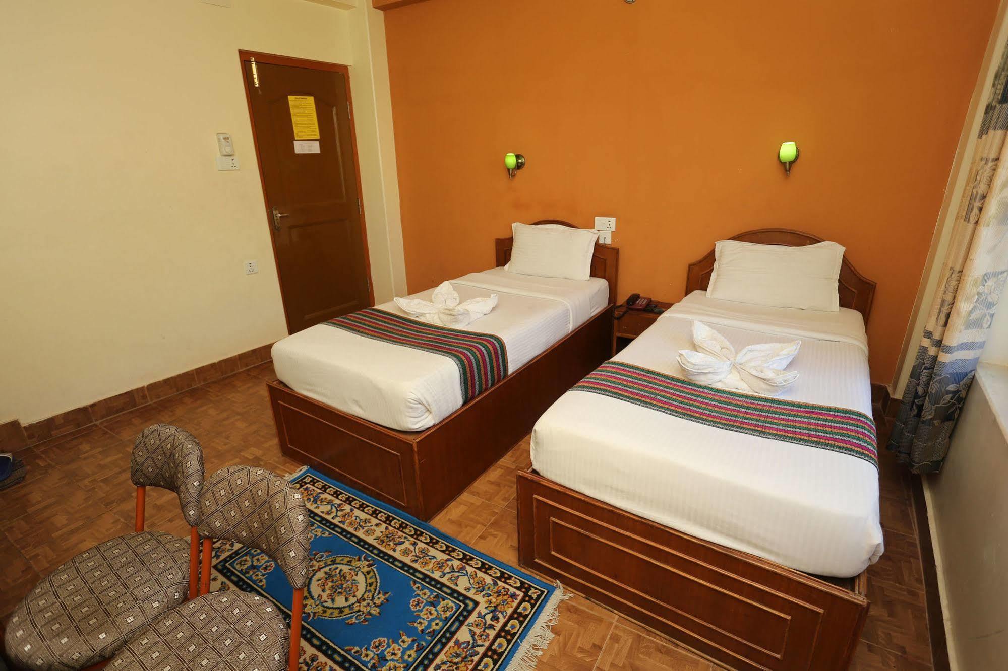 Golden Gate Hotel Pokhara Ngoại thất bức ảnh
