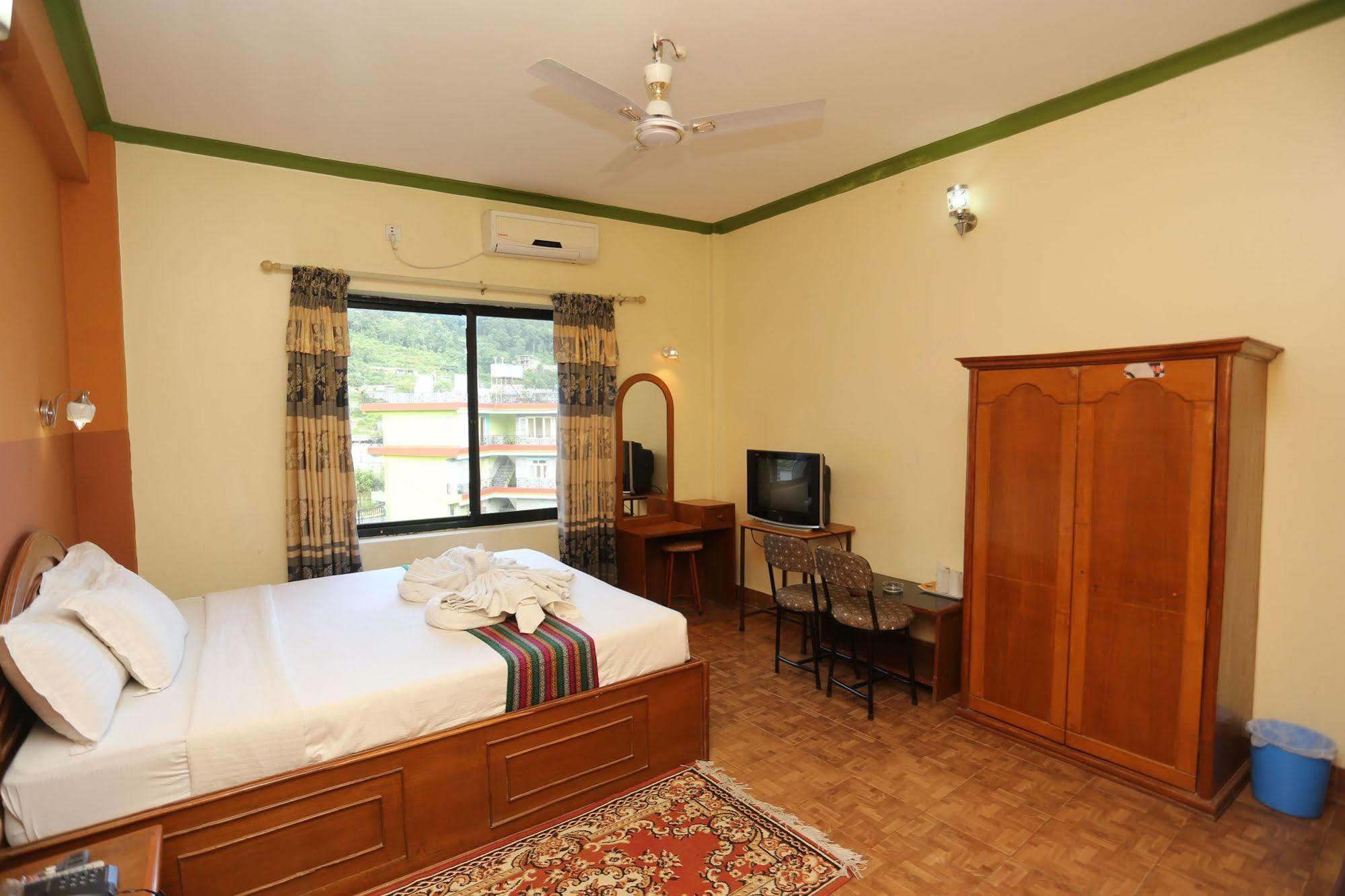 Golden Gate Hotel Pokhara Ngoại thất bức ảnh