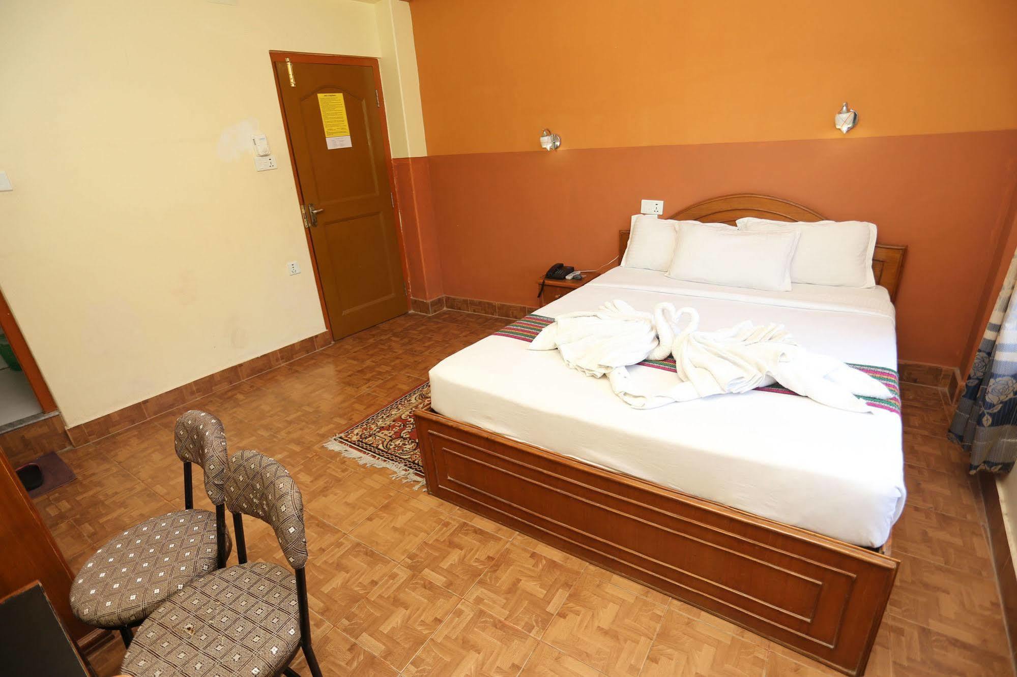 Golden Gate Hotel Pokhara Ngoại thất bức ảnh