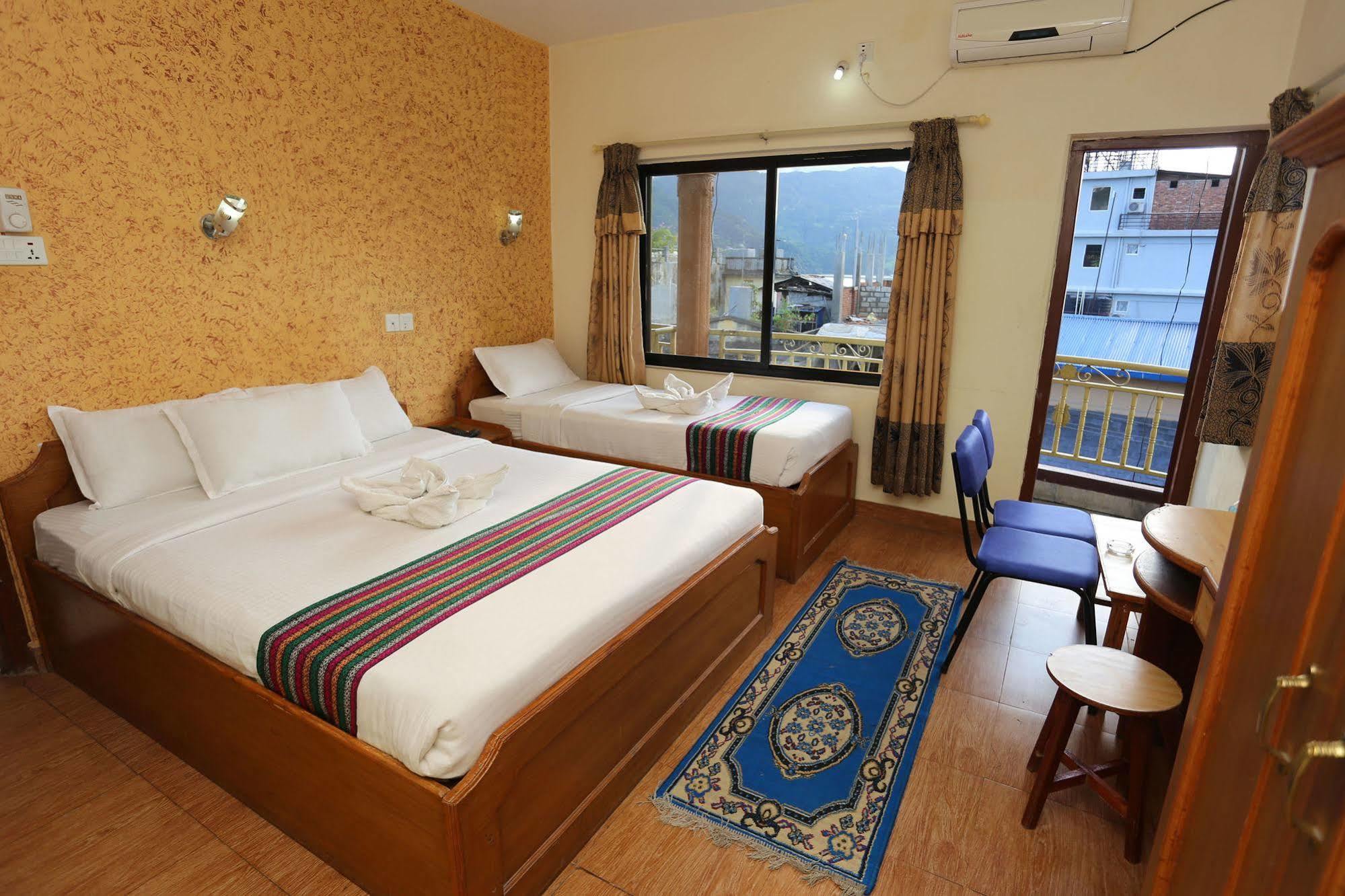Golden Gate Hotel Pokhara Ngoại thất bức ảnh