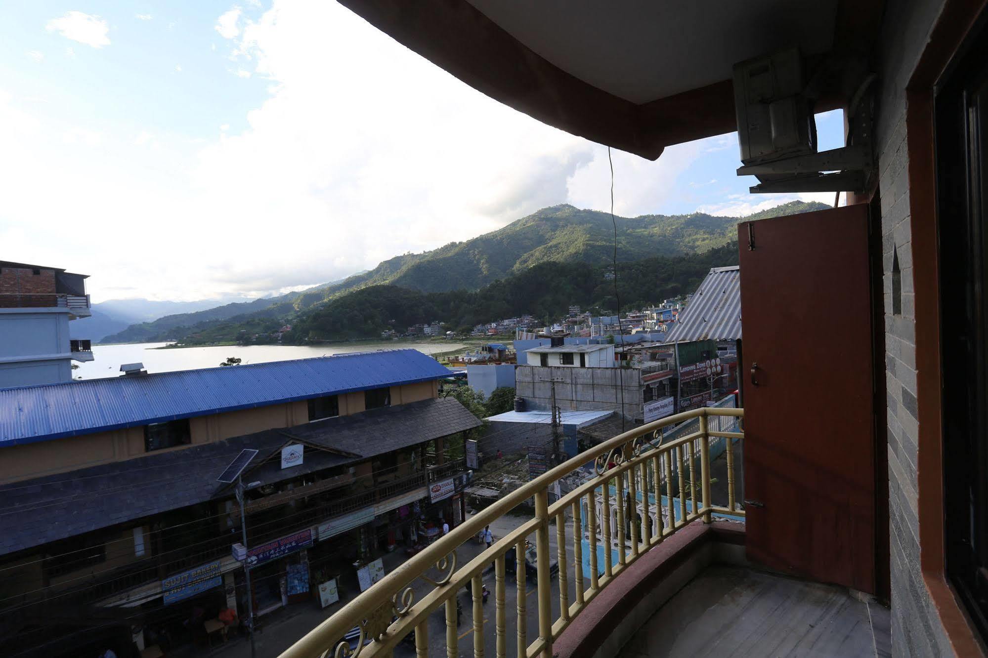 Golden Gate Hotel Pokhara Ngoại thất bức ảnh