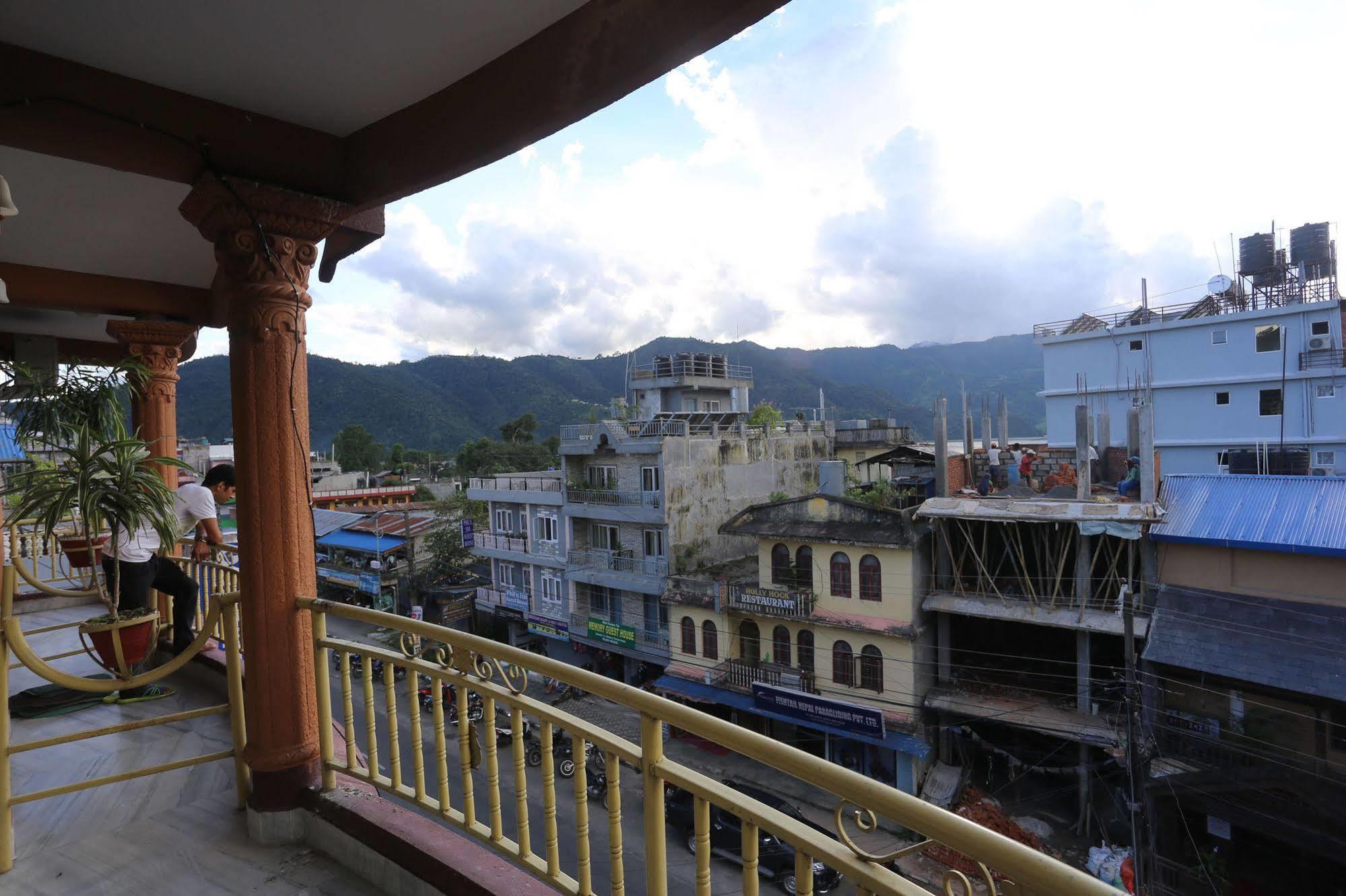 Golden Gate Hotel Pokhara Ngoại thất bức ảnh