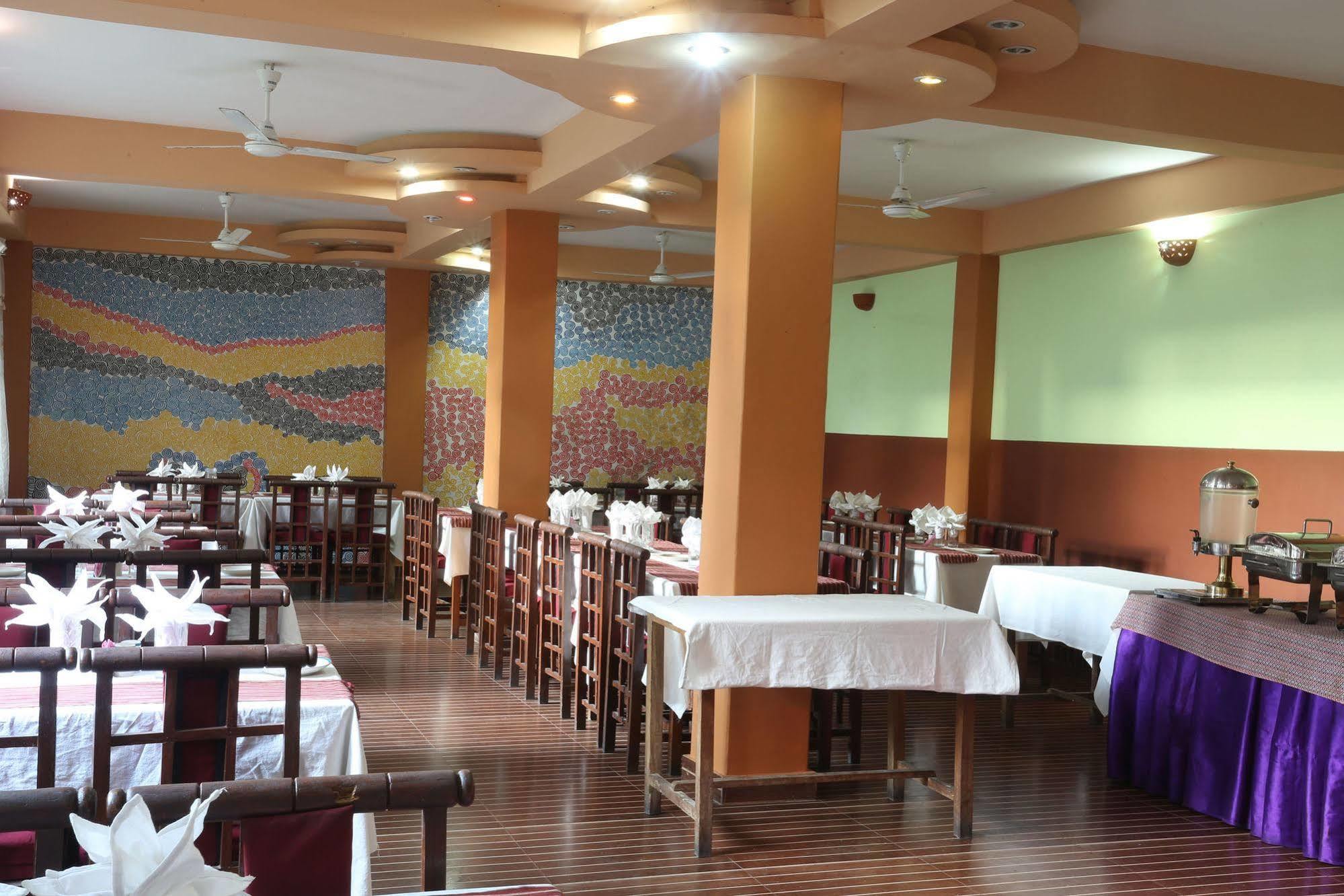 Golden Gate Hotel Pokhara Ngoại thất bức ảnh