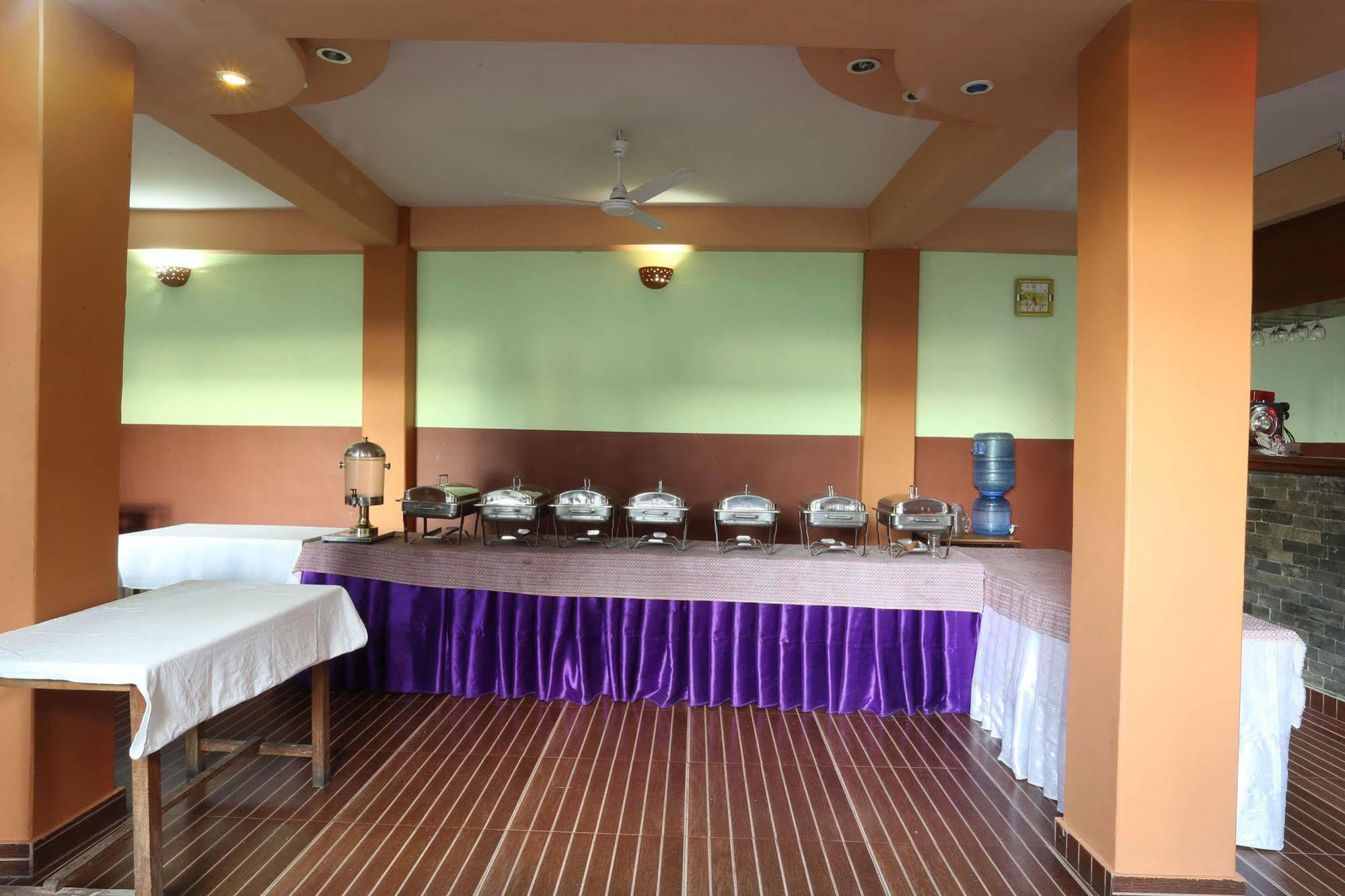 Golden Gate Hotel Pokhara Ngoại thất bức ảnh