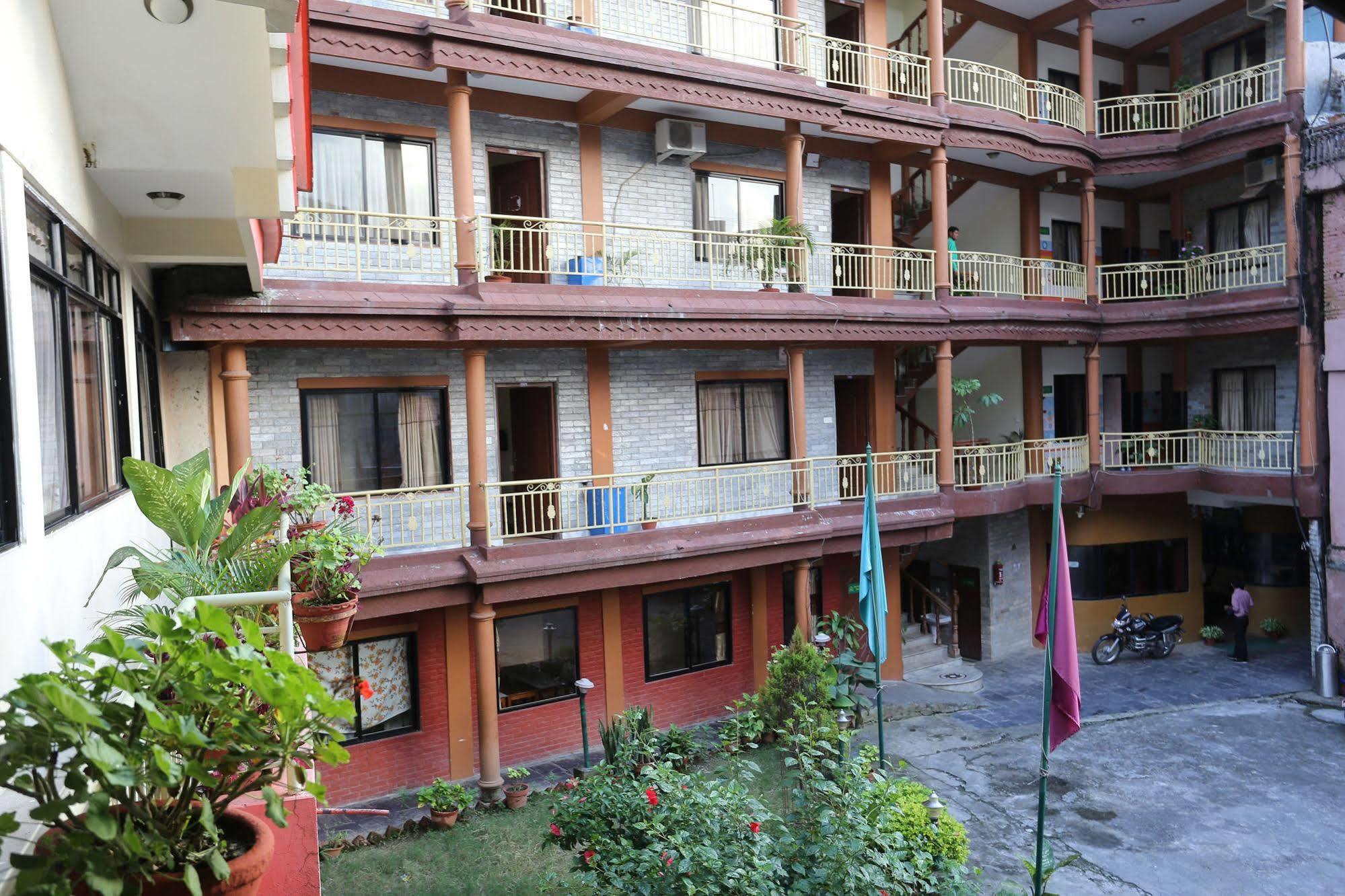 Golden Gate Hotel Pokhara Ngoại thất bức ảnh