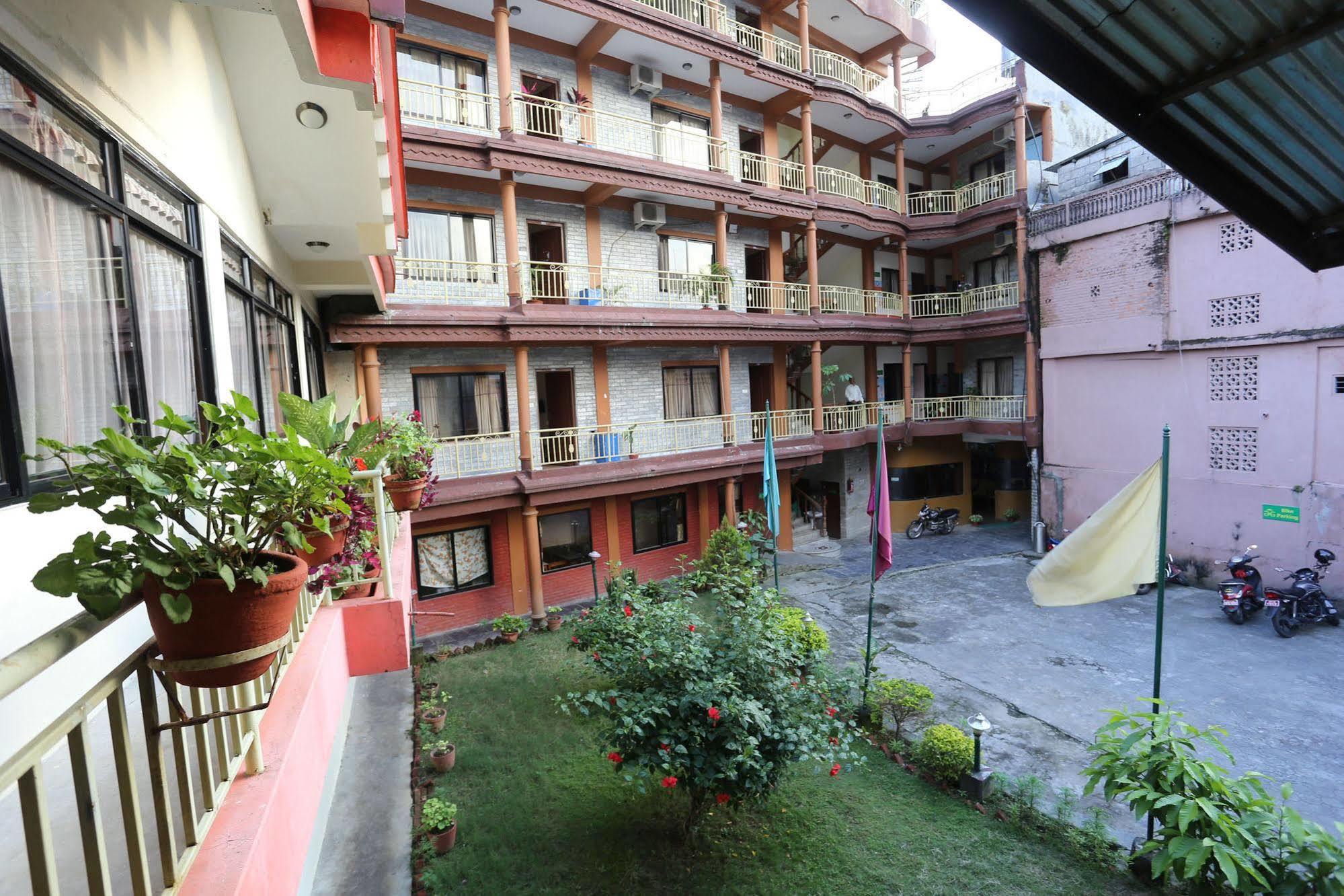 Golden Gate Hotel Pokhara Ngoại thất bức ảnh
