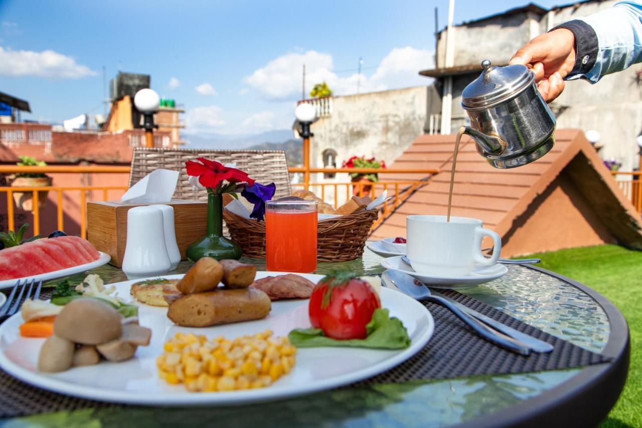 Golden Gate Hotel Pokhara Ngoại thất bức ảnh