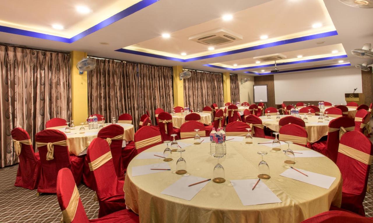 Golden Gate Hotel Pokhara Ngoại thất bức ảnh