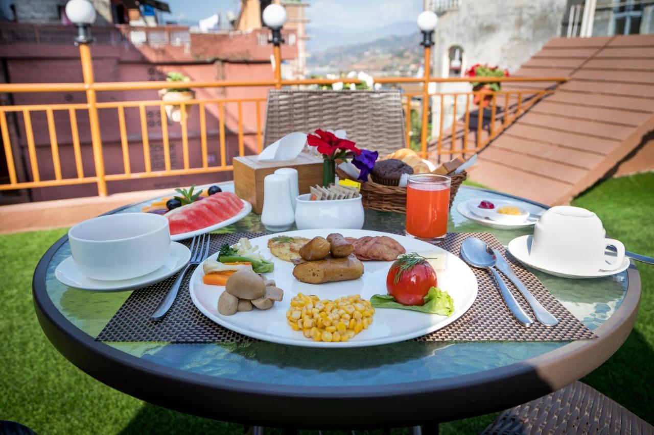 Golden Gate Hotel Pokhara Ngoại thất bức ảnh